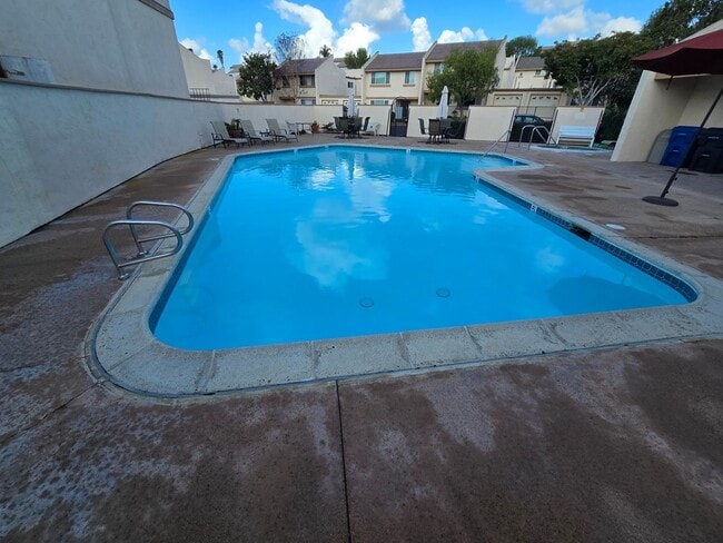 Building Photo - Spacious & Upgraded Clairemont Townhome – Prime Central Location!