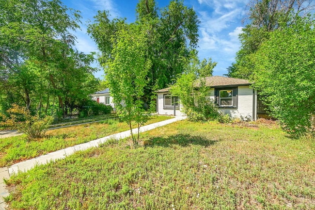 Building Photo - $2,225.00, 2-bed, 1-bath located in Denver.