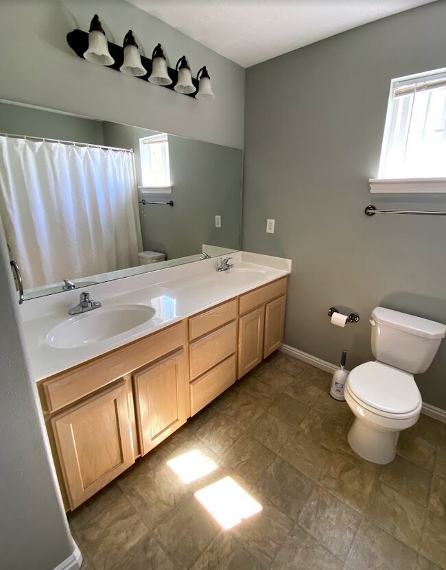 Building Photo - 879 Capital Ave