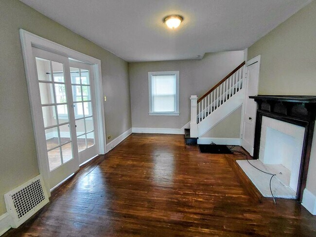 Building Photo - Three bedroom one bathroom home for rent