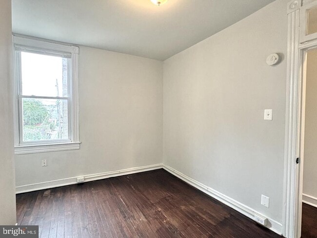 Building Photo - 406 W 28th St