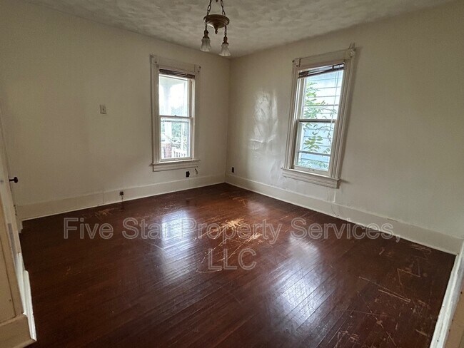 Building Photo - 908 E Reservoir St