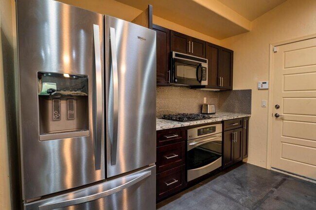 Building Photo - 2010 E 1st St