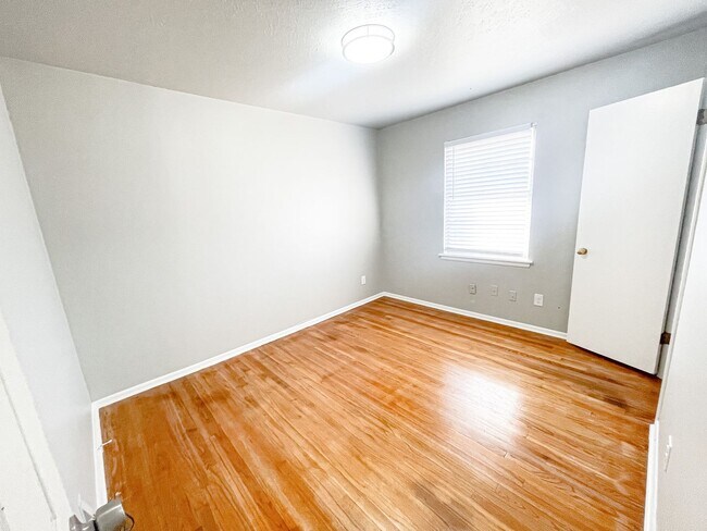 Building Photo - 3 Bed/1.5 Bath/2 car garage home in Midwest City.