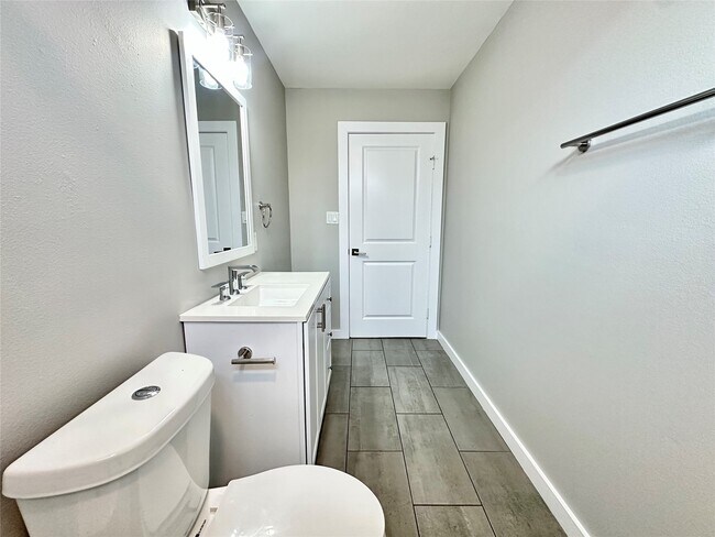 Building Photo - 225 N Everton St