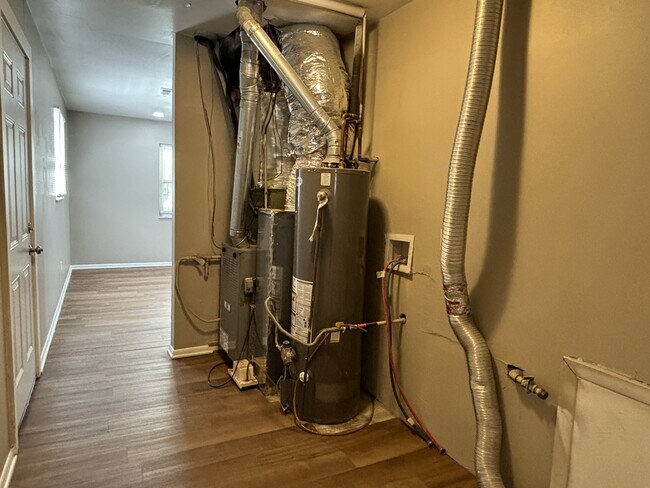 Building Photo - 2943 Hillside Ave