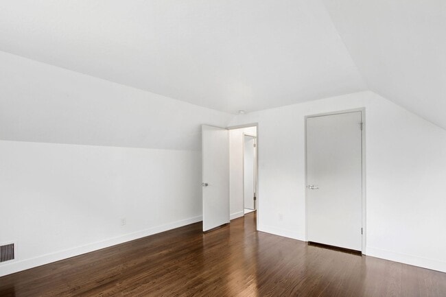 Building Photo - 4 Bedroom 2 Bathroom - Freshly Remodeled Available for Immediate Move-In