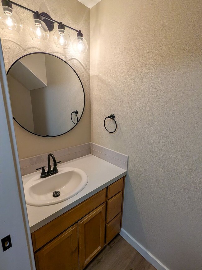 Building Photo - 1497 Golden Ln N