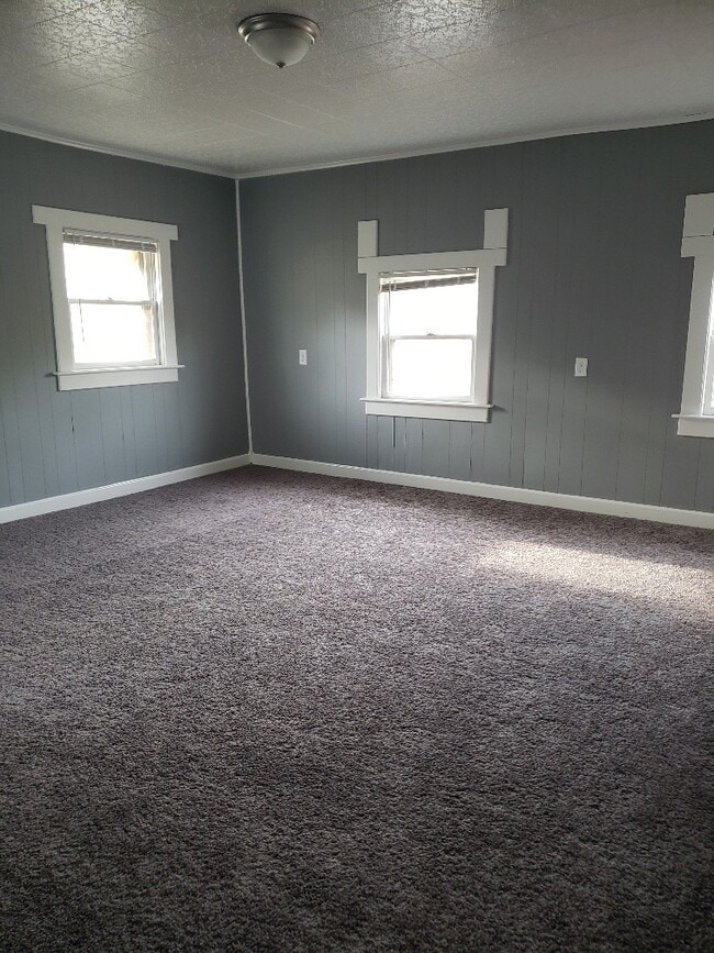 Building Photo - One Bedroom One Bath Duplex , Tenant only ...