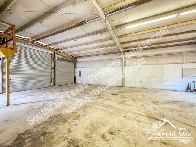 Building Photo - 7912 South Dr