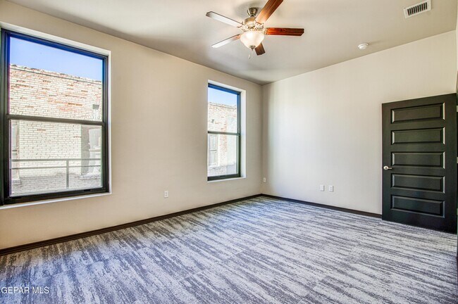 Building Photo - 312 E Overland Ave