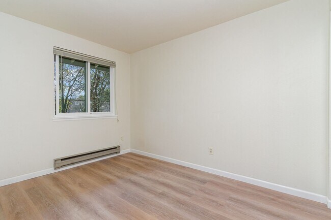 Building Photo - Modern 2-Bedroom Townhouse-Style Condo with Private Yard in Prime Kirkland Location