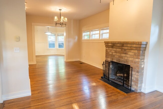 Building Photo - 4Bd/2.75Ba Seattle House