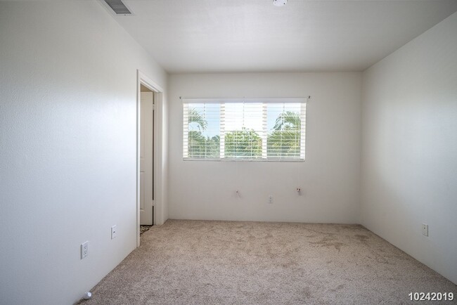 Building Photo - CENTRAL AC 2 bedrooms, 2.5 bath with the 3...