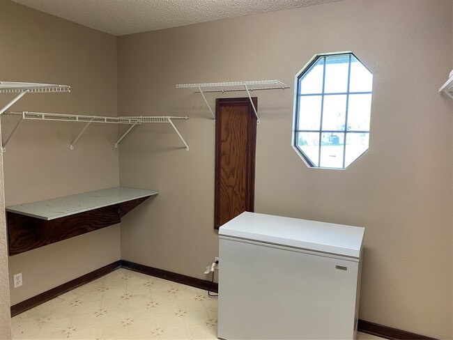 Building Photo - 301 Jansen Dr