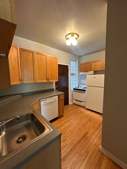 Building Photo - 4237 N Paulina St