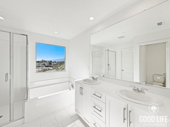 Building Photo - Beautiful 5Bd/2.5Ba Home In Lake Elsinore!