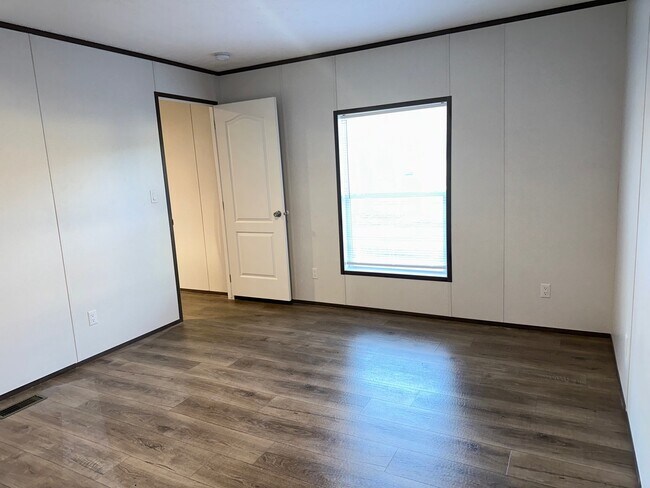 Building Photo - 414 Chloe Cir