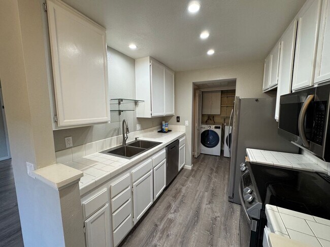 Building Photo - 2Bed - 2Bath ground level