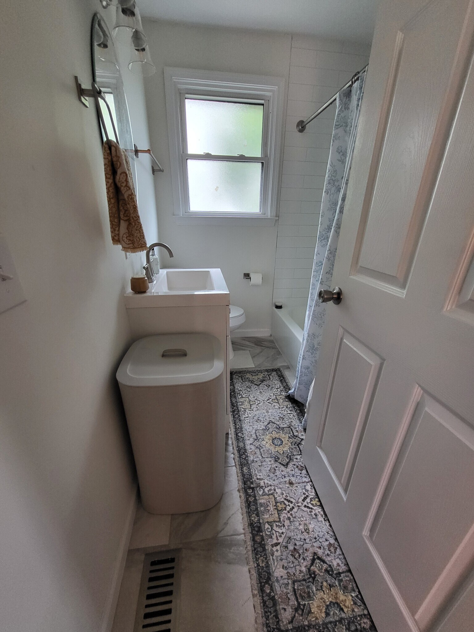 Hall Bath - 1512A Sweetbriar Ave