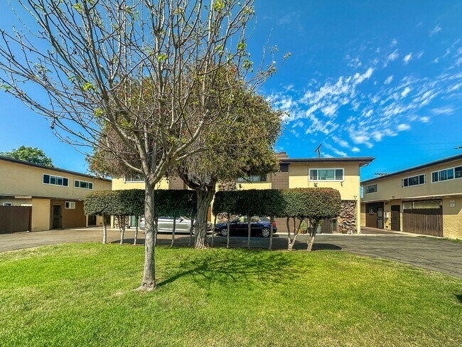 Building Photo - SD: Comfortable 2BD/2BA Condo in Chula Vista with Covered Patio & 2 Parking Spaces