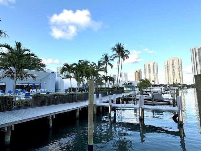 Building Photo - 336 Poinciana Island Dr