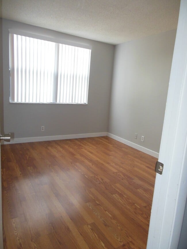 Building Photo - TWO BEDROOM TWO BATHROOM!! WATERFRONT COMMUNITY!!