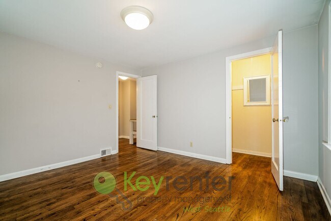 Building Photo - Two Bedroom Retreat with Hardwood Floors and Style