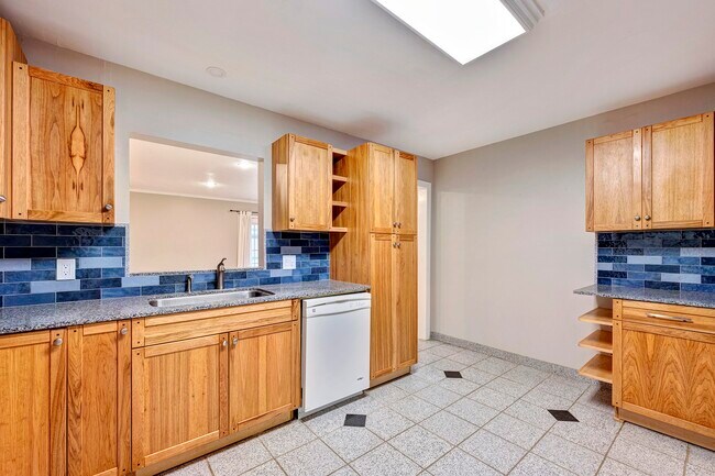 Building Photo - 1135 W 31st St