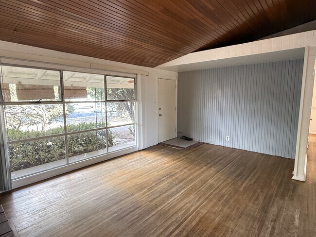 Building Photo - 3213 San Pedro Dr NE