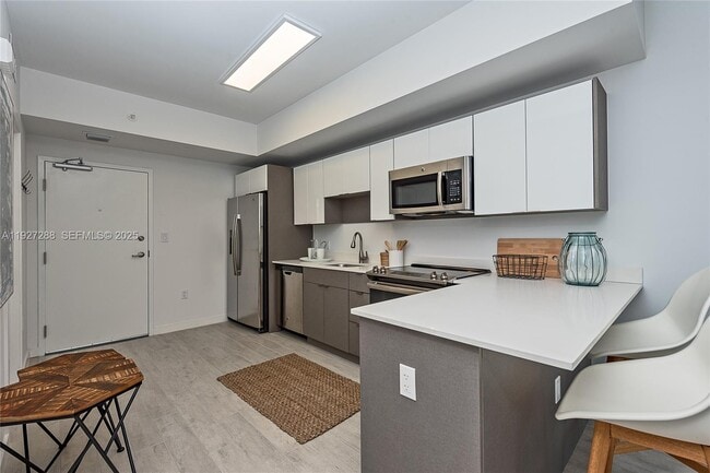 Building Photo - 321 NE 26th St