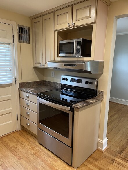 Beautiful kitchen with granite counter tops. Microwave included above newer stove. - 1620 Graefield Rd