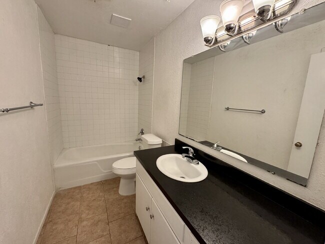 Building Photo - Comfortable and Spacious 2-bedroom home with a garage