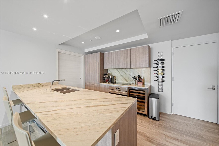 Building Photo - 801 S Miami Ave