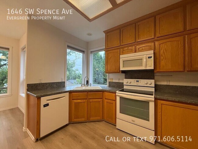 Building Photo - 1646 SW Spence Ave