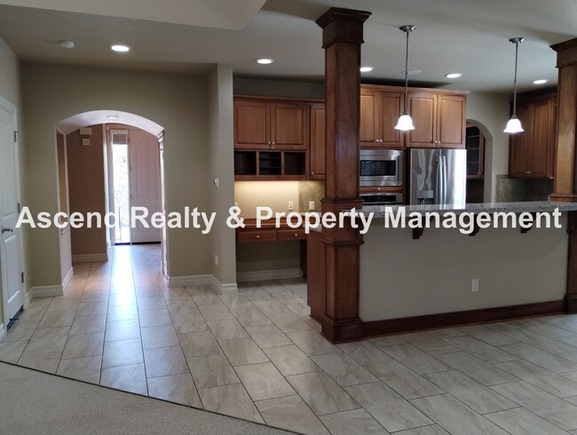 Building Photo - Elegant & Spacious 4 Bed & Bonus Home Buil...