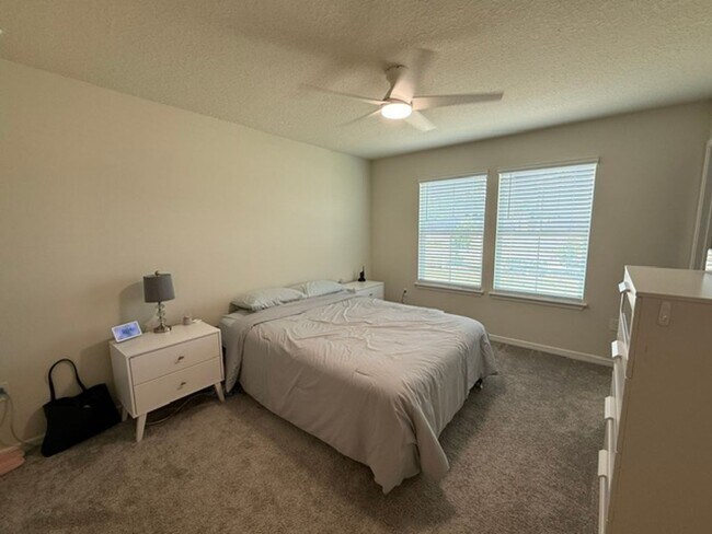 Building Photo - 3/2.5 Like new Davenport Townhome