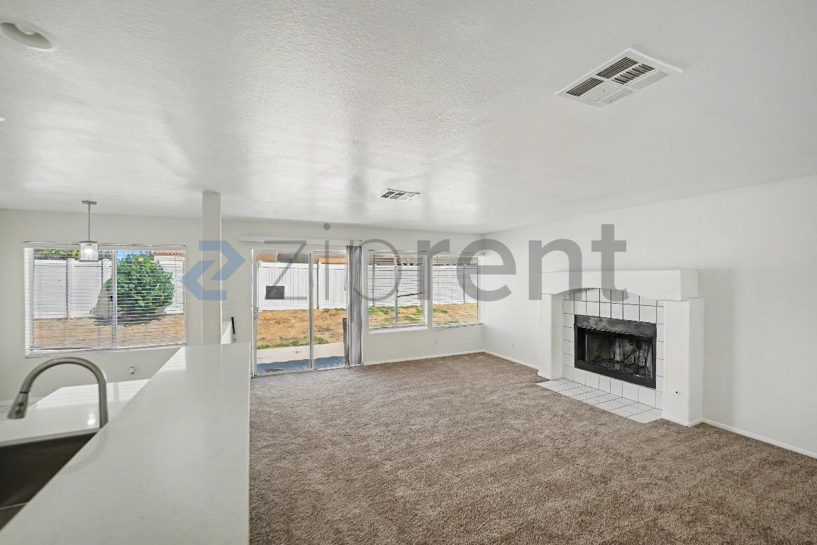 Building Photo - Unit