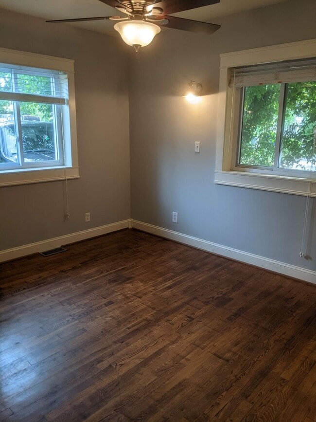 Building Photo - 105 W Longview St