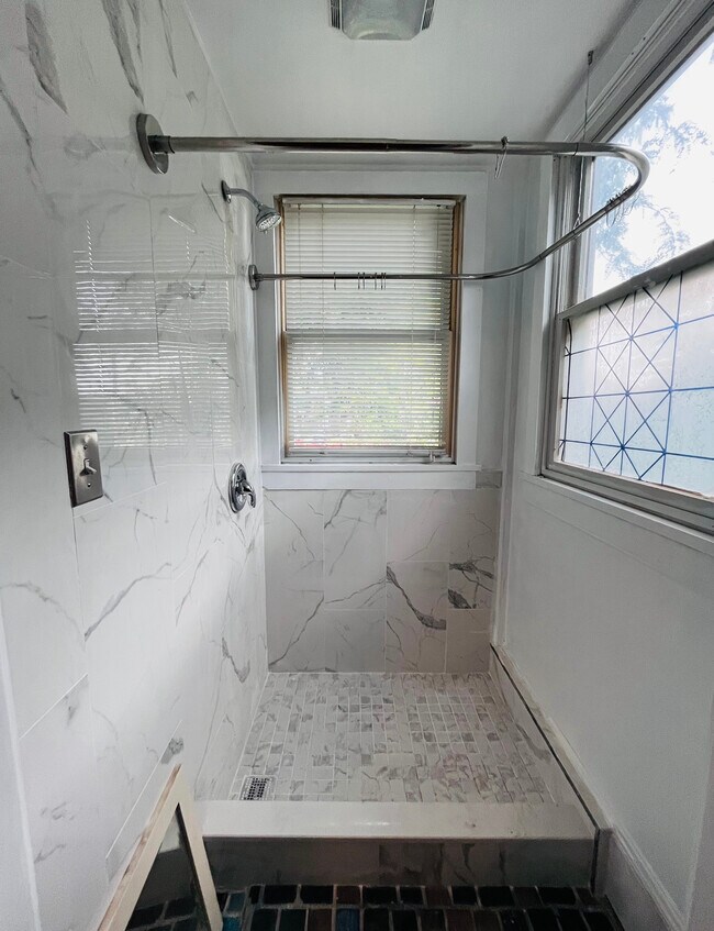 Building Photo - 343 E 12th Ave