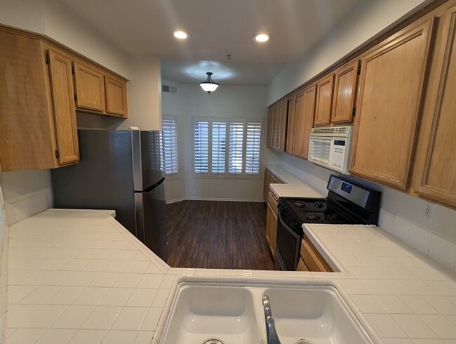 Building Photo - 2Bed 2.5 Bathroom Two Story Townhome at th...