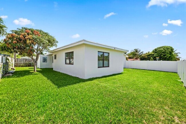 Building Photo - 3349 El Vedado Ct E
