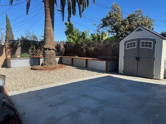 Building Photo - AMAZING INTERIOR 4 BEDROOM / 2 BATHROOM REMODELED HOUSE