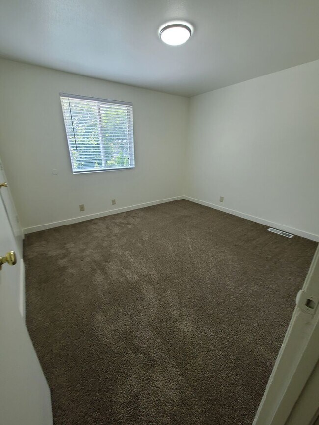 Building Photo - Charming 2 bedroom 1 bath townhome available!
