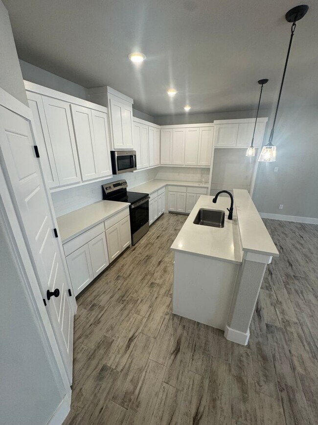 Building Photo - 3/2/2 - FIREPLACE - MUDROOM - GODLEY ISD