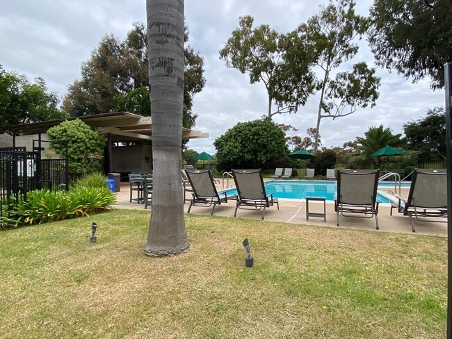 Building Photo - Spacious 2 Bedroom/ 2 Bath in the Highly D...