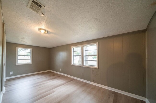 Building Photo - 807 Walnut St