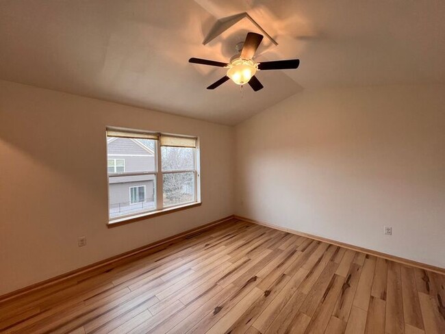 Building Photo - $1,950 | 3 Bedroom, 3 Bathroom TOWNHOME | ...