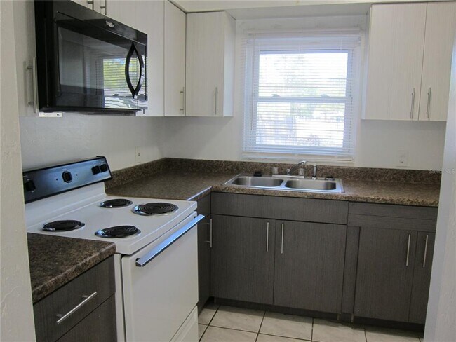 Building Photo - 6417 SW 9th Ave