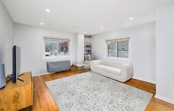 Building Photo - 476 Monmouth St